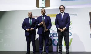Óscar Castro recibe el premio de los autónomos de la mano de Lorenzo Amor y Antonio Garamendi. 
