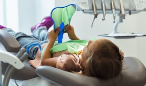 Una niña en una consulta con el dentista