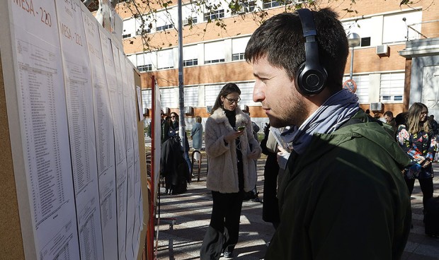 Una aspirante al MIR 2024 antes de entrar a la prueba, donde los enfermeros son los que menos se han presentado.