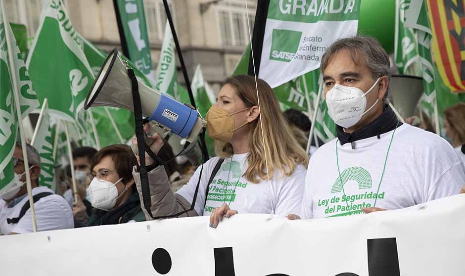 Los enfermeros no se ponen límites en una protesta 'contra el olvido'