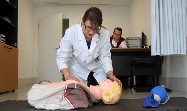 Los estudiantes de Medicina de la USAL pasan la ITV antes de saltar al MIR