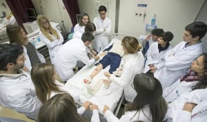 Estudiantes de Medicina en una simulación