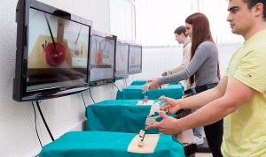 Estudiantes en simulador de Laparoscopia, que se estudia en Medicina, Grado al que se puede acceder más allá de la nota EBAU
