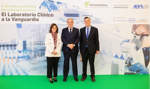 Pilar Marí, de Farmacéuticos Analistas Clínicos; Jesús Aguilar, presidente del Cgcof; y Antonio Rider, presidente de AEFA, resaltan el papel del farmacéutico analista clínico en el ecosistema sanitario