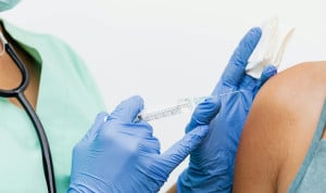  Enfermera vacunando. La posibilidad de que los farmacéuticos asuman la vacunación de la población general vuelve a abrir un debate sanitario que llega cada año con la campaña de la gripe y el covid-19.