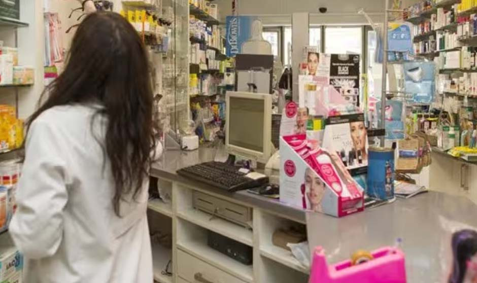 Farmacéutica en una farmacia. 