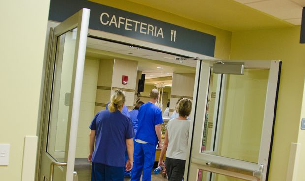 Los hospitales valencianos pagarán la comida a todo el personal de guardia