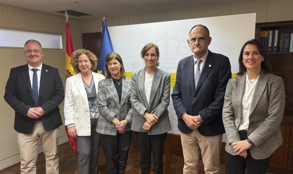 La ministra de Sanidad, Mónica García, recibe a la dirección de Semergen para decidir el futuro de Medicina de Familia. 