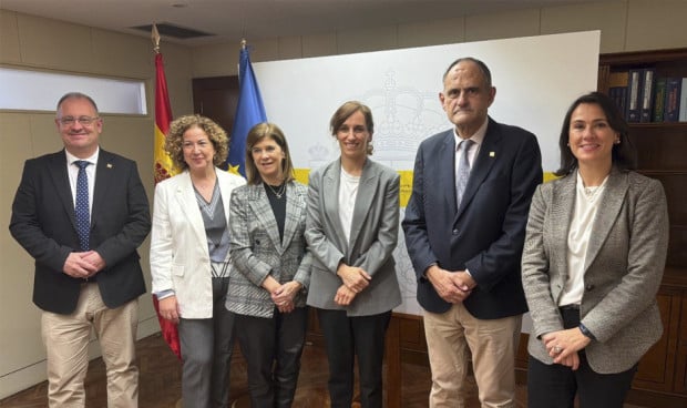 La ministra de Sanidad, Mónica García, recibe a la dirección de Semergen para decidir el futuro de Medicina de Familia. 