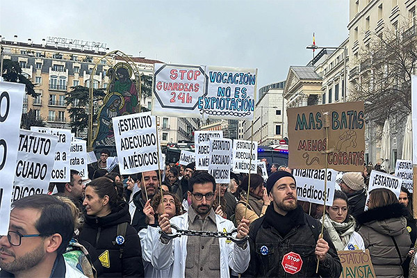 Los jóvenes tiran de una huelga médica con altibajos: "Mantenemos el pulso"