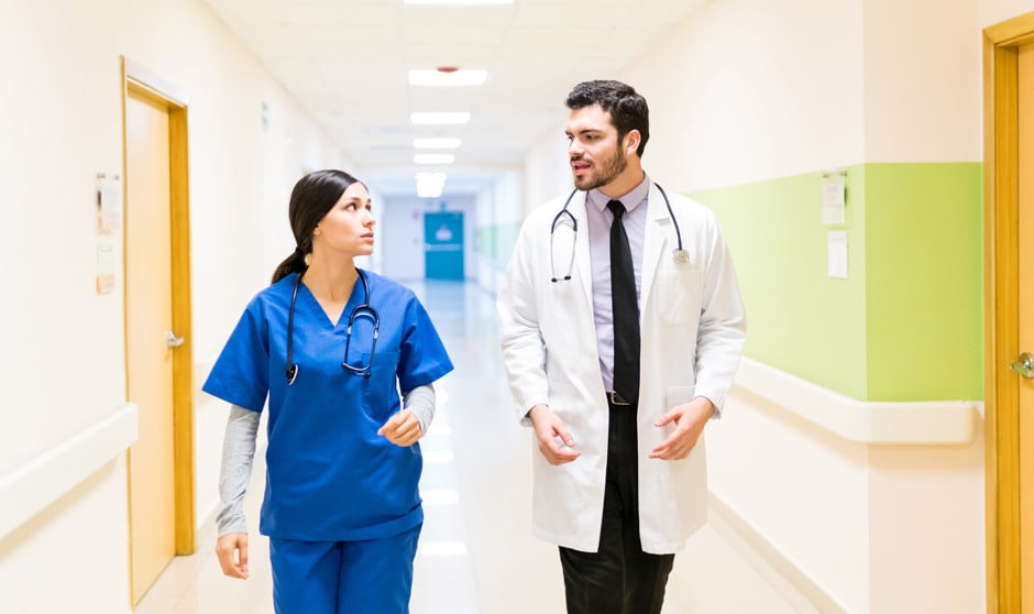 ¿Qué opinan los lectores Premium de Redacción Médica acerca de que la Enfermería asuma competencias médicas? 