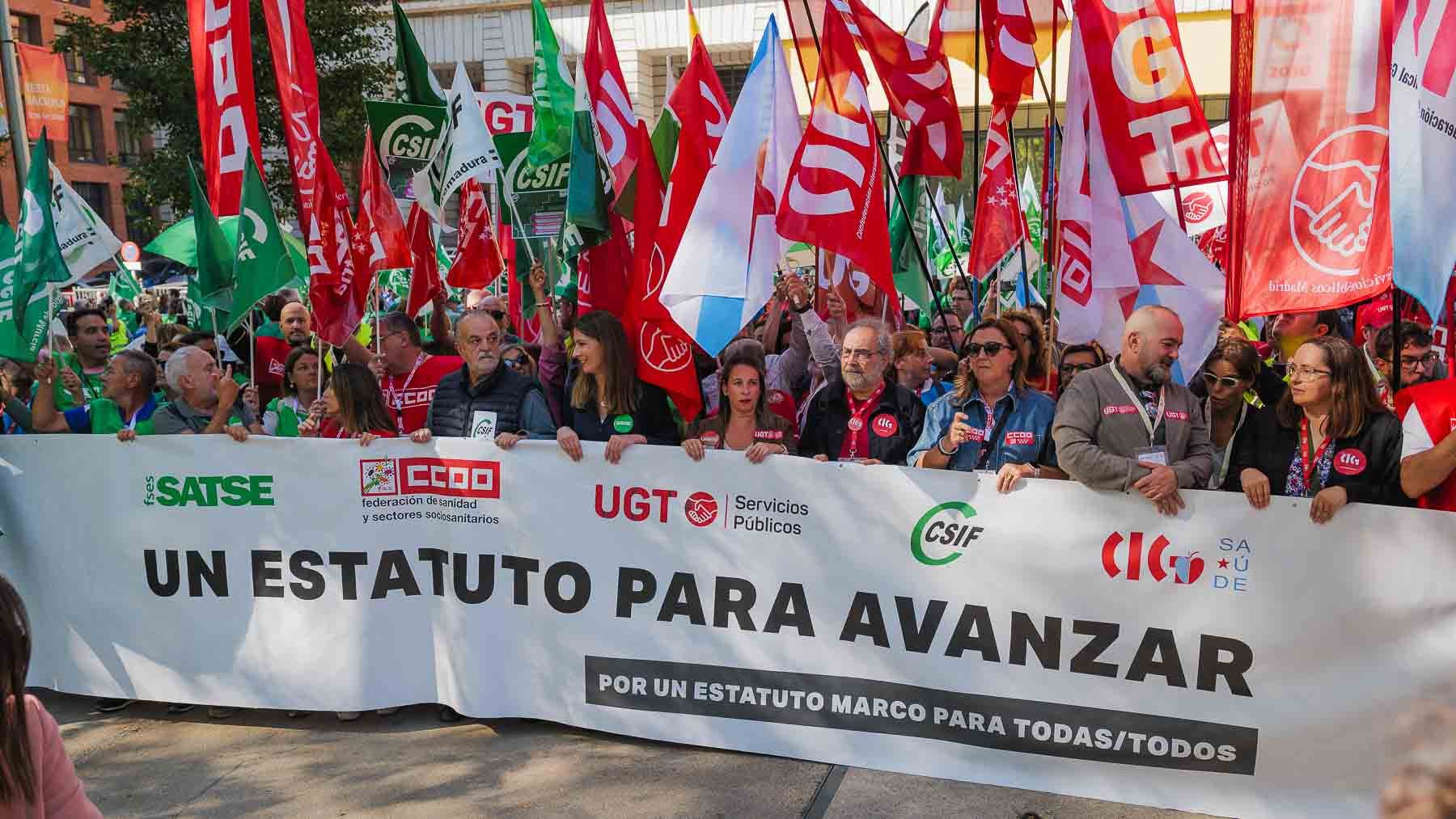 Profesionales sanitarios se manifiestan en el Ministerio de Sanidad para lograr mejoras en el Estatuto Marco.