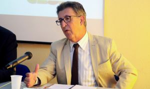 Los médicos andaluces acusan a la Junta de “hacer caja” con su salario