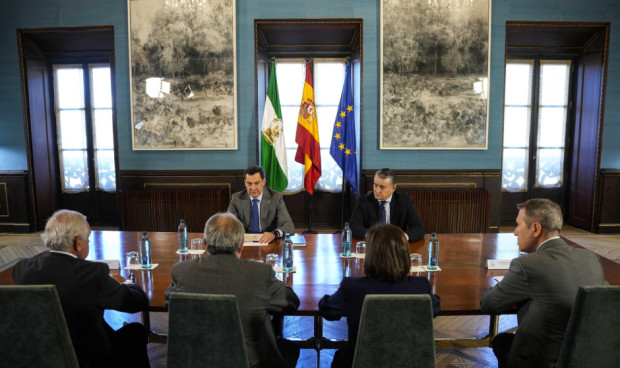  Juanma Moreno, presidente de la Junta de Andalucía, en la reunión con el presidente del Consejo Andaluz de Colegios Médicos, Alfonso Carmona. 