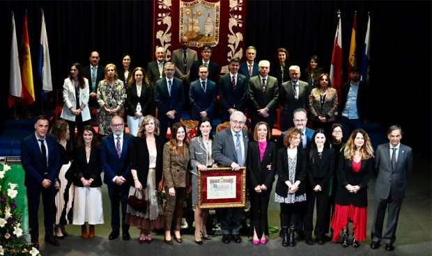 Acto de entrega de la Medalla de Oro de Santander al Colegio de Médicos de Cantabria. 