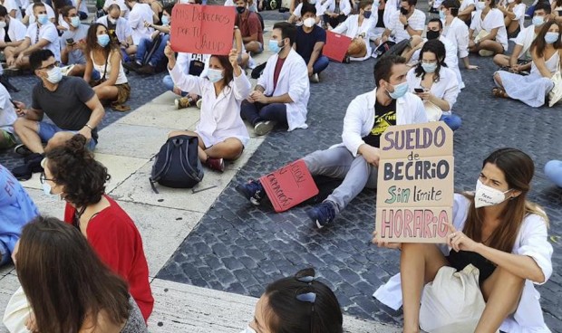 Los médicos catalanes reclaman la subida salarial para "todos" los MIR