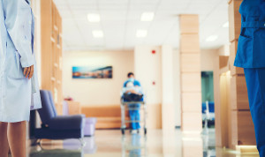Los médicos cobran menos sueldo base que Enfermería en la extra de verano