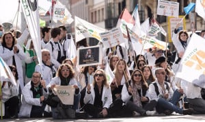 Médicos participan en una de las movilizaciones para reclamar su propio estatuto. 