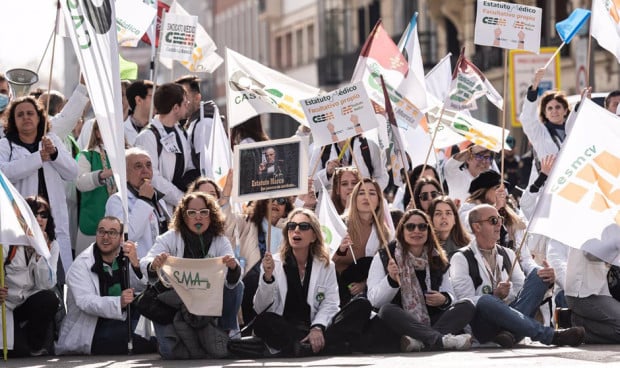 Médicos participan en una de las movilizaciones para reclamar su propio estatuto. 