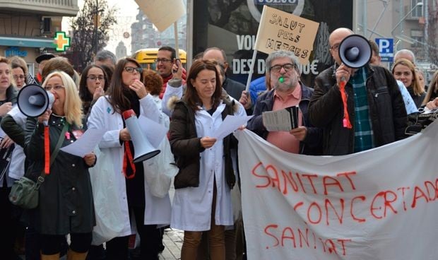 Los médicos de la concertada catalana no entierran el hacha de guerra