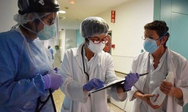 Los médicos españoles ganan 14.000 euros más al año que sus compañeras