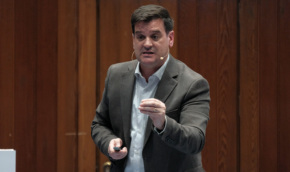  Tomás Zapata, asesor europeo en el área de Recursos Humanos de la OMS, lleva a Bruselas los cinco pilares de su plan laboral.