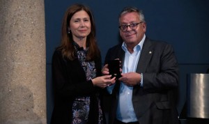 Los médicos gallegos entregan su Insignia de Oro a María Jesús Lamas