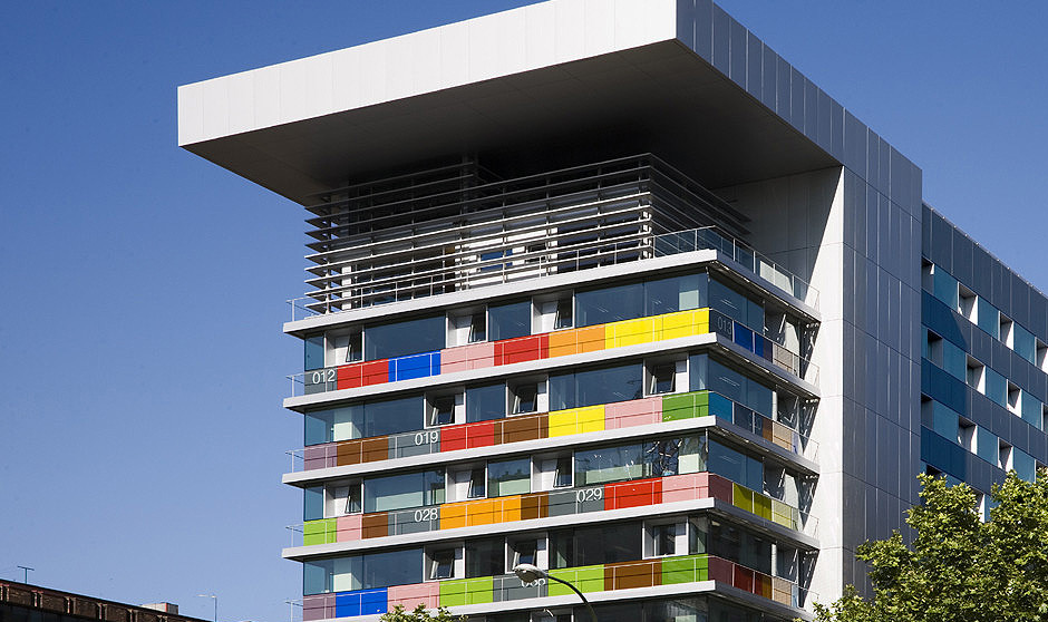 Los médicos ingresan un 103% más de sueldo al año que la media de graduados