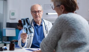 Los médicos jubilados crecen en España un 230%; los jóvenes solo el 21%