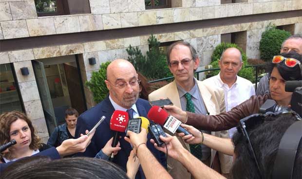 Los médicos madrileños entregan más de 13.200 firmas al Defensor del Pueblo