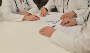 Los médicos pagarán más a Hacienda en 2026 sin sumar un euro a la pensión