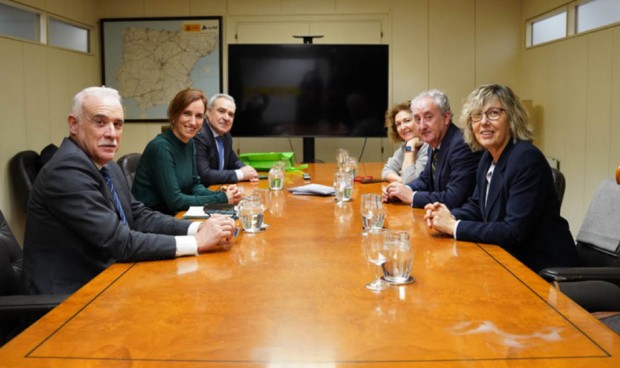 Mónica García junto al equipo directivo de la OMC en la primera reunión que han mantenido.