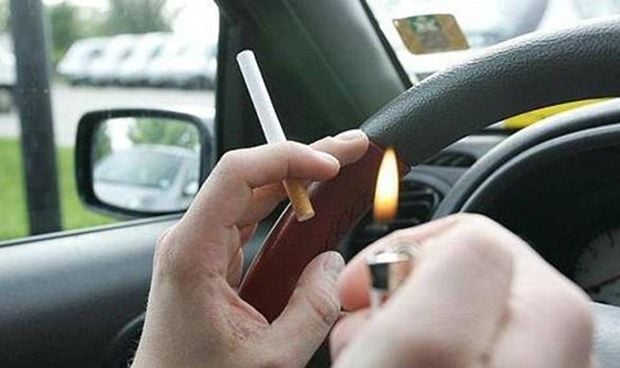 Los médicos piden prohibir fumar en el coche, aunque el conductor vaya solo
