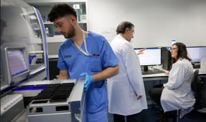 Los médicos que trabajan más de 50 horas semanales triplican a Enfermería