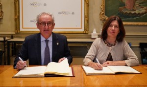 Tomás Cobo y Mar España en la firma de acuerdo de colaboración entre la OMC y la AEPD.