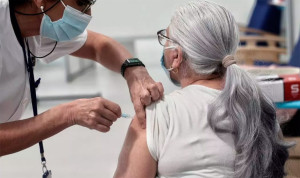 Médicos y enfermeras trabajando, dos colectivos profesionales de los segundos con mejor sueldo en España