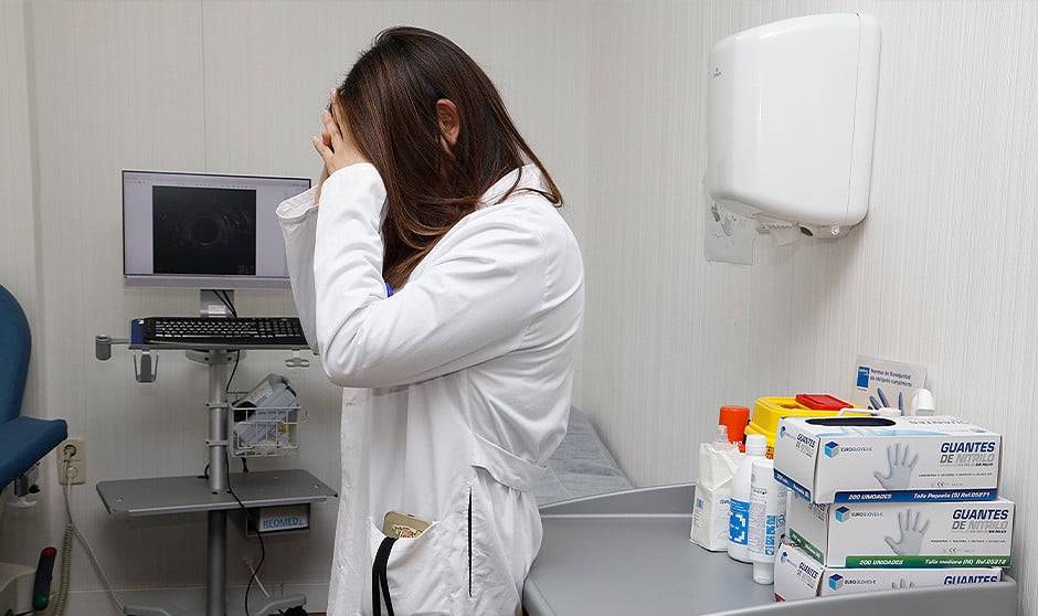  Personal sanitario. Una anestesista denuncia la sobrecarga laboral en la sanidad y un psicólogo aprovecha para cargar contra el sector