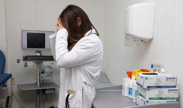  Personal sanitario. Una anestesista denuncia la sobrecarga laboral en la sanidad y un psicólogo aprovecha para cargar contra el sector
