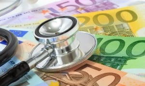 Los médicos son más pobres que hace 10 años pese a ganar 2.000 euros más