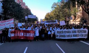 "¡Pelay dimisión!": los médicos toman Barcelona con otra jornada de huelga