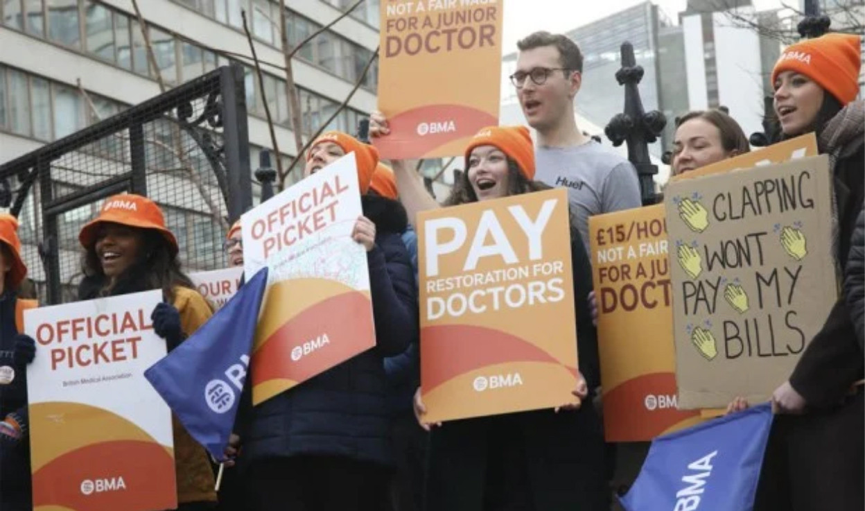 Unos 50.000 MIR iniciarán este viernes en Reino Unido una huelga de 5 días para pedir un aumento salarial del 29,2 por ciento