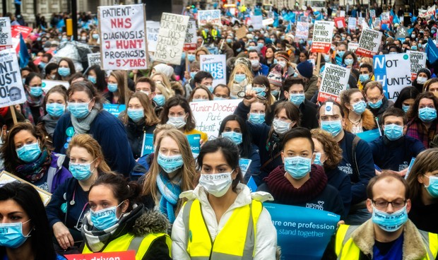 Los MIR británicos votan su propio 'Bréxit' contra el resto de médicos