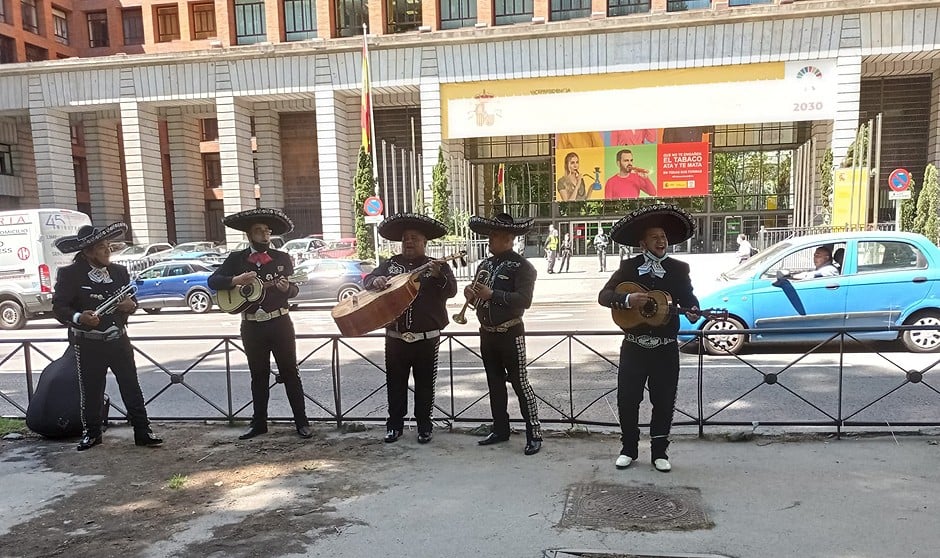 Los MIR preparan una segunda actuación de mariachis frente a Sanidad