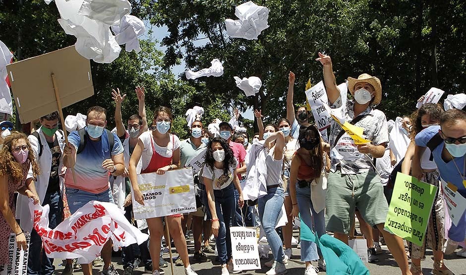 Los MIR marchan contra Sanidad: "Podemos perder una generación de médicos"