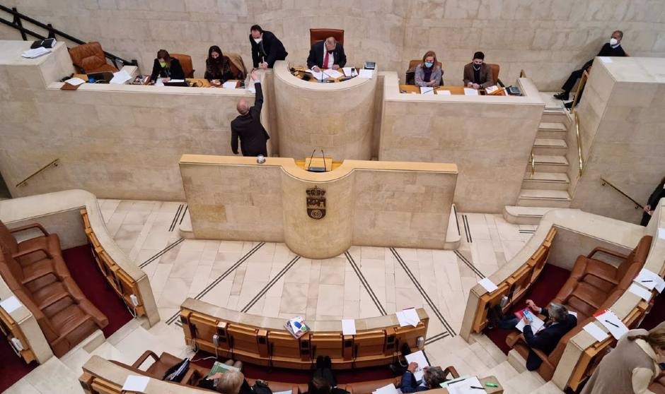 Los MIR y el nuevo consejero 'se cuelan' en el Parlamento de Cantabria