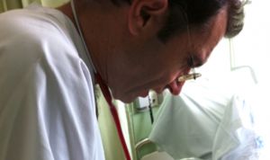 Los neonatólogos tachan de “temeridad” no cortar el cordón umbilical
