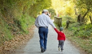 Abuelos junto a sus nietos, lo cual se demuestra como un fármaco para mejorar la salud