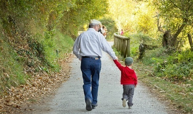 Abuelos junto a sus nietos, lo cual se demuestra como un fármaco para mejorar la salud