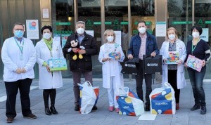 Los niños ingresados en el hospital de Granada reciben los regalos de Reyes