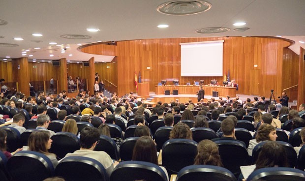 Los opositores del Sacyl 'copian' la ceremonia de los MIR